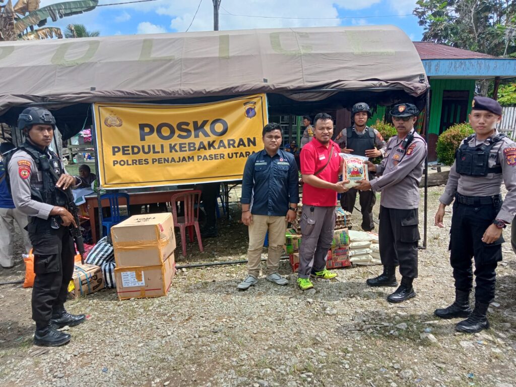 Peduli Korban Kebakaran di Sepaku, Personel Ops Nusantara Polda Kaltim Bagikan Bansos sembako 1