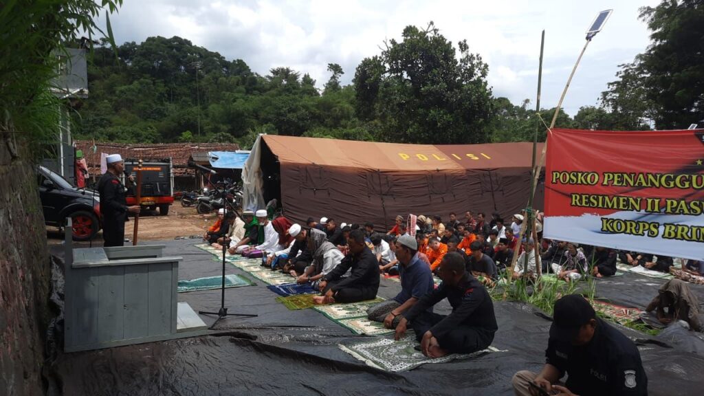 Polri Gelar Salat Jumat dan Salat Gaib Berjamaah di Lokasi Gempa Cianjur sholat