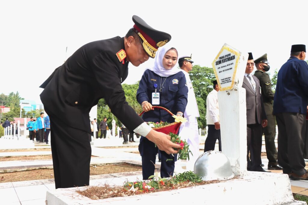 Peringatan Hari Pahlawan, Wakapolda Kaltim Hadiri Ziarah Makam dan Tabur Bunga upacara makam 2