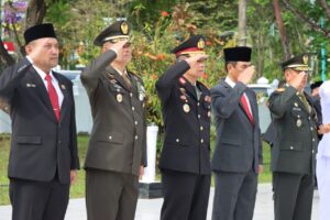 Peringatan Hari Pahlawan, Wakapolda Kaltim Hadiri Ziarah Makam dan Tabur Bunga 1 upacara makam
