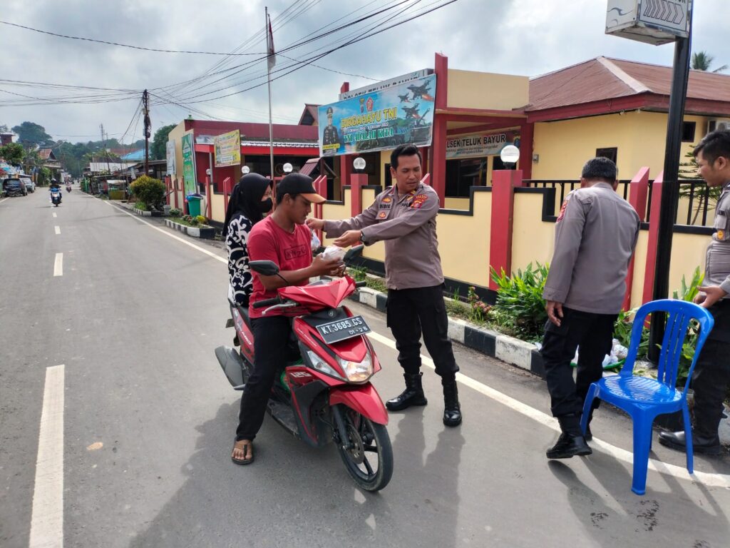 Jumat Berkah, Polsek Teluk Bayur Bagi Nasi Bungkus Kepada Warga 5e372e79 7f7f 4521 9278 b15cc880932e