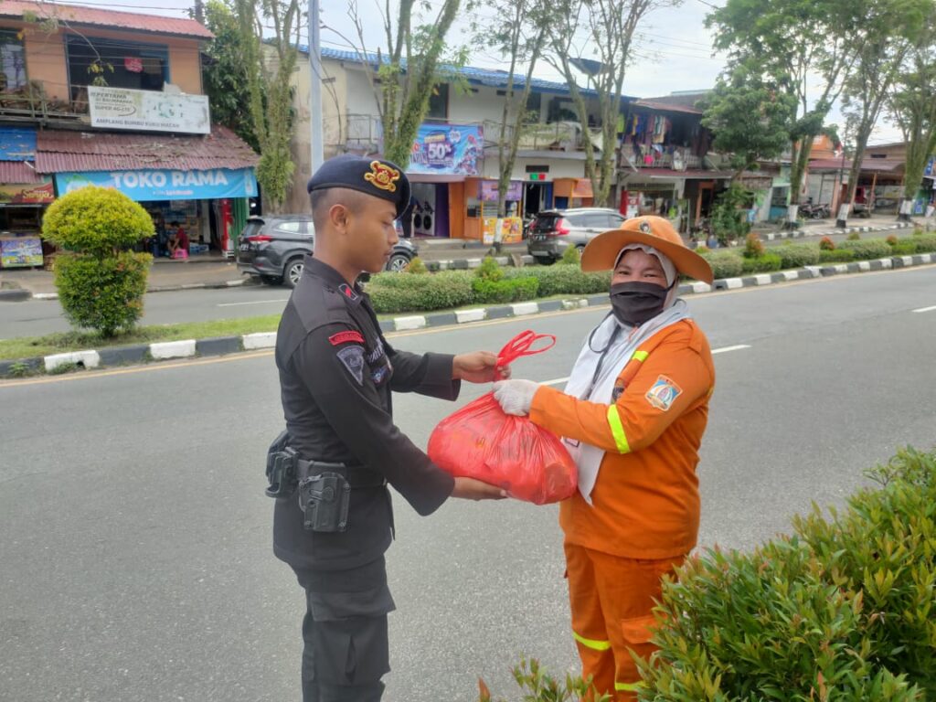 Akhiri Tahun 2022 Dengan Kebaikan, Satuan Brimob Polda Kaltim Distribusikan Sembako 66353DF5 2CB4 4828 9664 9C54C7D398B4