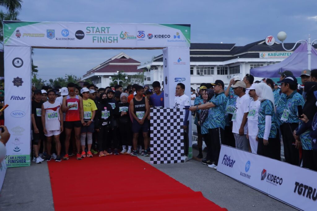 Kapolres Paser Hadiri acara Jalan sehat Kaltim Pos dan Fun Run 2022 Dalam Rangka HUT Kaltim Pos ke -35 dan HUT Ke- 63 Kab Paser. A2