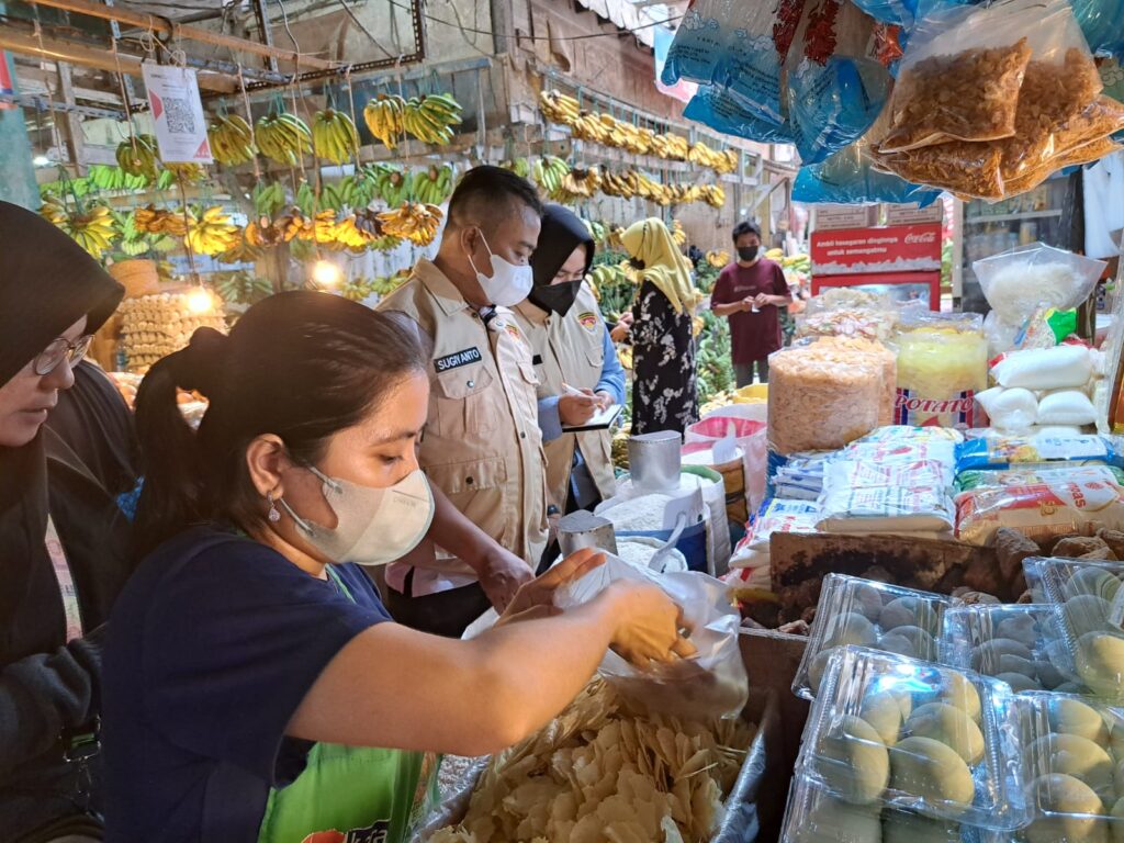 Ditreskrimsus Polda Kaltim Pantau Sembako Di Pasar A5 2