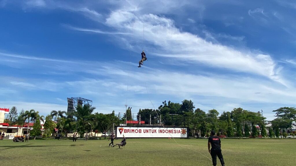 Asah Keterampilan, Brimob Kaltim Latihan Rappelling Hell AA