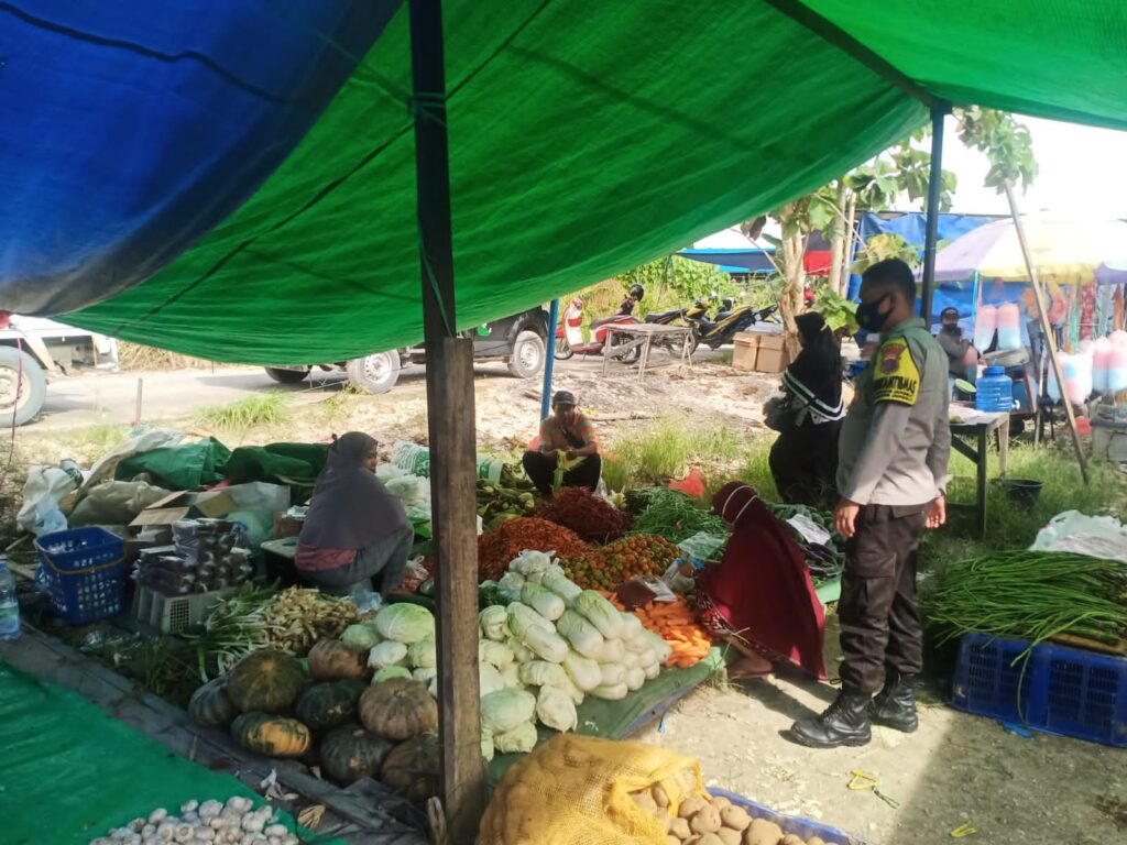 Patroli Pasar Tradisional, Bhabinkamtibmas Polres Kukar Berikan Himbauan Kamtibmas dan Prokes D373AB25 B723 4D2F 9C99 4FA75FE84B3D