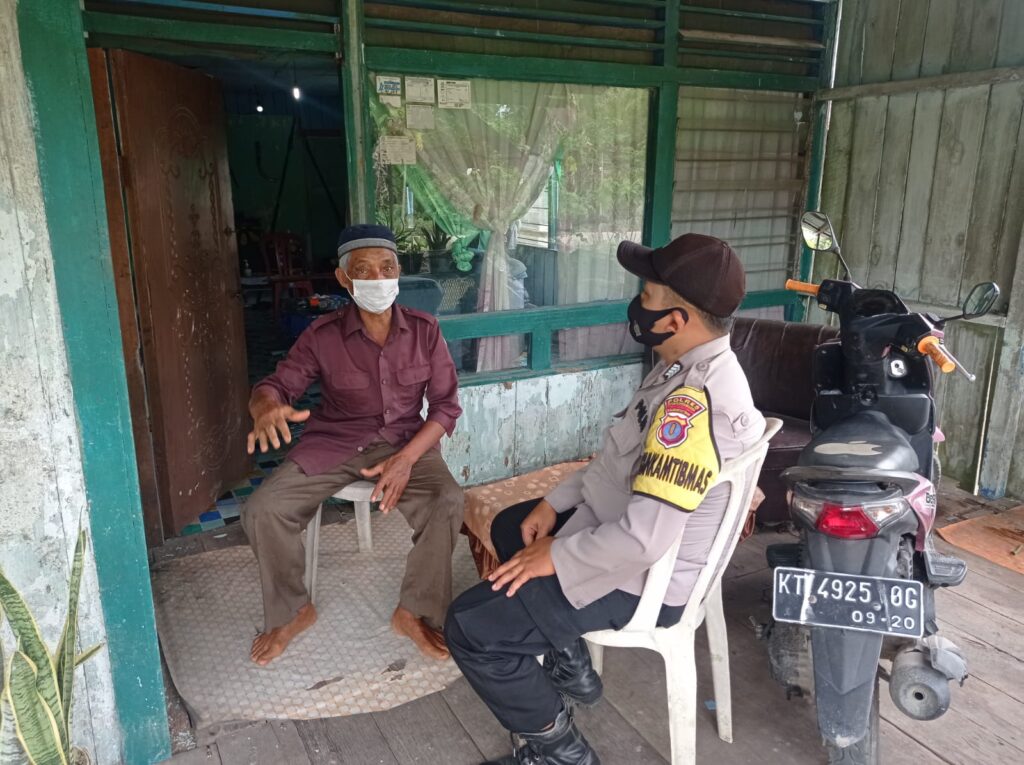Sampaikan Pesan Kamtibmas, Bhabinkamtibmas Polres Kukar Sambangi Tokoh Masyarakat DA545A3A 7EDB 4275 9C0B A5A17631FEED