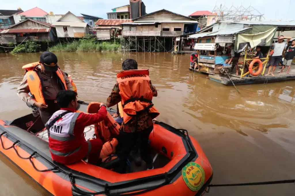 Polisi Bantu Evakuasi Penemuan Mayat Korban Laka Air di Perairan Sungai Kab.Berau Tim SAR Gabungan Dikerahkan Cari Korban Tenggelam di Sungai Massabang 2019 07 04 at 19.57 1