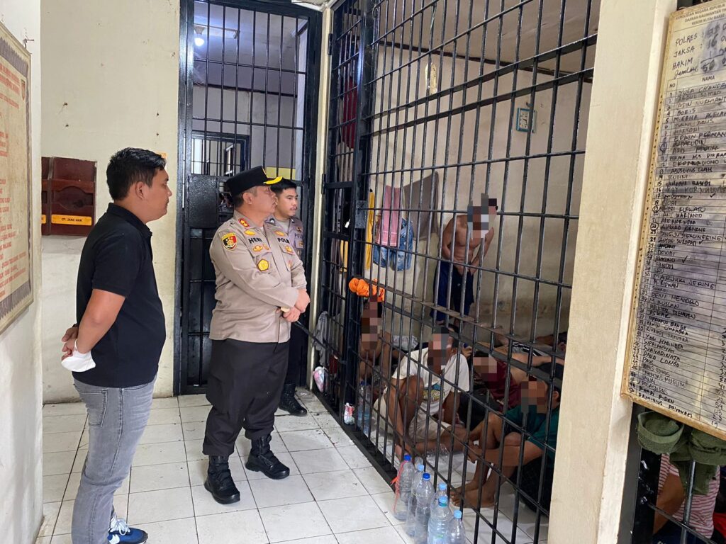 Pastikan Keamanan, Kapolres Kubar Melaksanakan Kontrol Ruang Tahanan Dan Berdialog Bersama Tahanan WhatsApp Image 2022 11 30 at 10.54.34