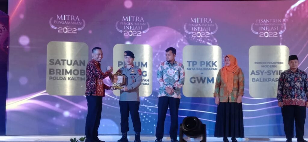 Terima Penghargaan Dari Bank Indonesia, Brimob Polda Kaltim Pada Acara Diseminasi Ekonomi Regional Tahunan dan Apresiasi 2022 WhatsApp Image 2022 12 02 at 05.52.16