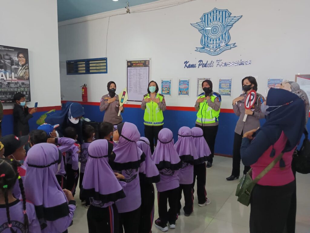 Polisi Sahabat Anak, Sat Lantas Polres Kukar Terima Kunjungan Anak – Anak TK WhatsApp Image 2022 12 02 at 08.43.54