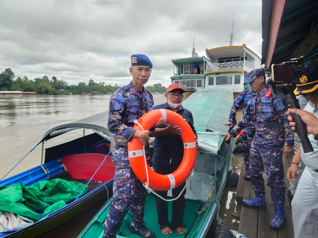 HUT Polairud ke-72, Polres Kubar Bersama Jasa Raharja Bagikan Ring Buoy WhatsApp Image 2022 12 02 at 08.54.36