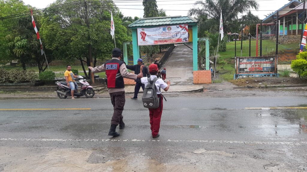 Bentuk Pelayanan Polri Kepada Masyarakat, Personel Polres Paser Gelar Pengaturan Lalu Lintas Pagi Hari WhatsApp Image 2022 12 05 at 09.46.39