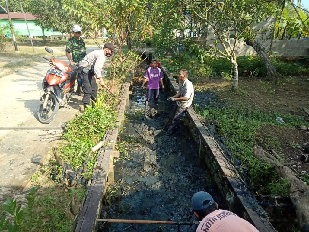 Ciptakan Lingkungan Bersih dan Sehat, Bhabinkamtibmas Kel Sarijaya Ajak Masyarakat Gotong Royong WhatsApp Image 2022 12 06 at 07.39.24