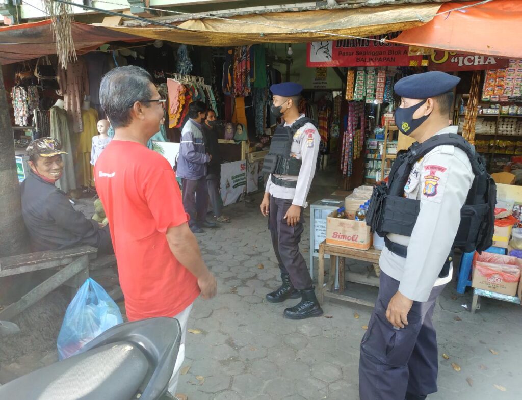 Sambang Pasar, Patroli Brimob Kaltim Pererat Silaturahmi dan Sampaikan Pesan Kamtibmas WhatsApp Image 2022 12 07 at 20.37.25