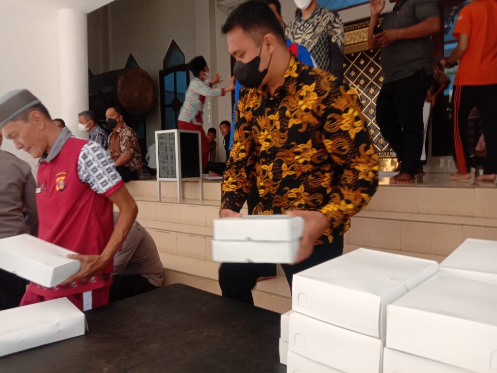 Jum’at Berbagi, Polda Kaltim Bagikan Nasi Kotak di Masjid Al-Ikhlas WhatsApp Image 2022 12 09 at 13.56.26