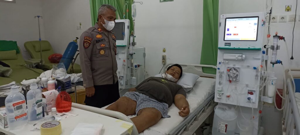 Wujud Kepedulian, Kapolsek Barong Tongkok Jenguk Personelnya yang Sedang Sakit WhatsApp Image 2022 12 09 at 23.32.10 1