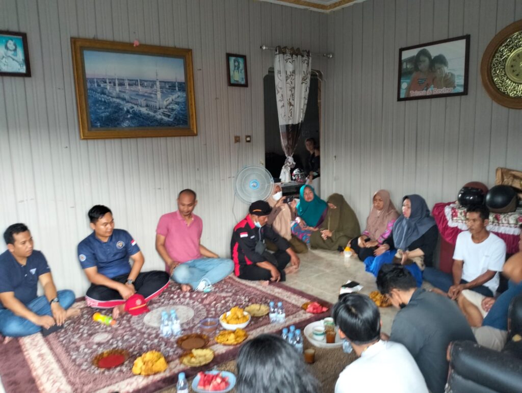 Kunjungi Keluarga Korban Penikaman di Tepian Bandara Kalimarau, Kapolres Berau Beri Dukungan Moril WhatsApp Image 2022 12 10 at 16.52.55