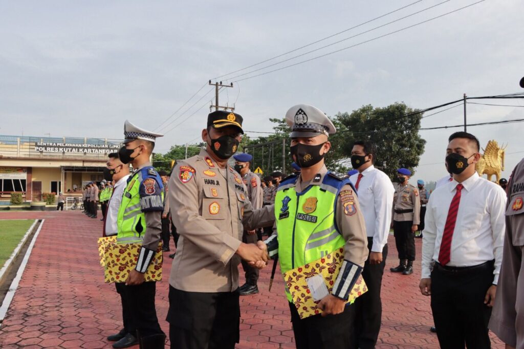 Kapolres Kutai Kartanegara Pimpin Apel Pemberian Penghargaan Kepada Personel Yang Berprestasi WhatsApp Image 2022 12 13 at 9.08.55 AM
