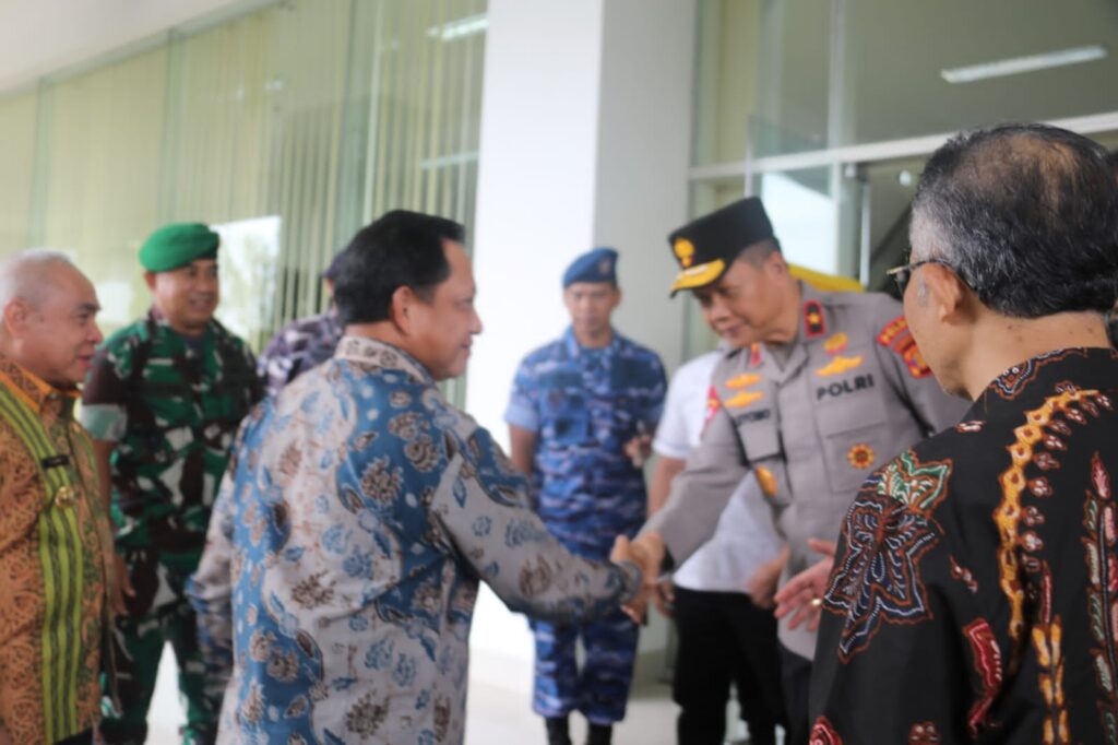 Wakapolda Kaltim Sambut Langsung Kedatangan Mendagri di Bandara SAMS Balikpapan WhatsApp Image 2022 12 18 at 17.56.50
