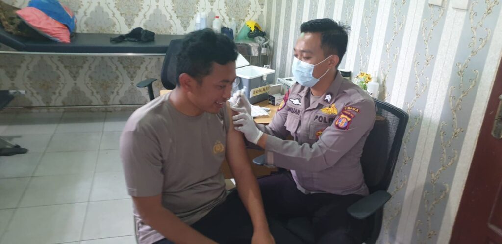Ditpolairud Polda Kaltim Kembali Gelar Gerai Vaksinasi Dosis Booster dan vaksin Pfizer WhatsApp Image 2022 12 21 at 19.22.04