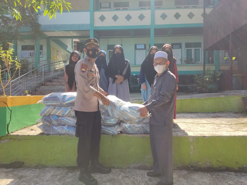 Wujud Kepedulian, Sat Binmas Polres Kukar Bagikan Beras di Panti Asuhan WhatsApp Image 2022 12 22 at 11.48.23
