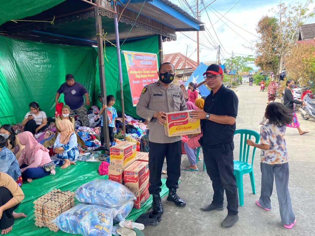Polres Kutai Kartanegara Beri Bantuan Sembako dan Pemeriksaan Kesehatan Gratis Kepada Warga Korban Kebakaran WhatsApp Image 2022 12 23 at 07.59.23