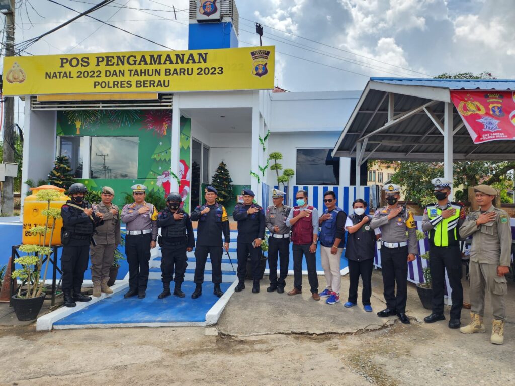 Pastikan Pengamanan Natal dan Tahun Baru Berjalan Lancar, Dansat Brimob Polda Kaltim Cek Posko Pelayanan Terpadu di Berau WhatsApp Image 2022 12 28 at 11.22.09