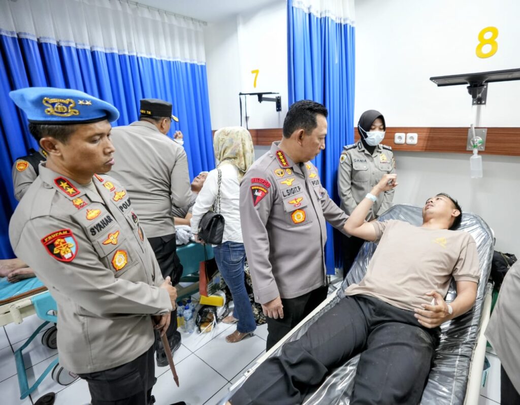 Jenguk Korban Bom Bunuh Diri Polsek Astana Anyar. Kapolri : Tetap Semangat Lindungi Masyarakat budir 1