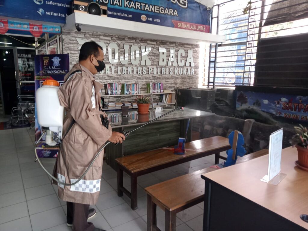 Guna Mencegah Menyebaran Covid 19, Satlantas Polres Kukar Rutin Lakukan Penyemprotan Disinfektan Diruang Pelayanan covis