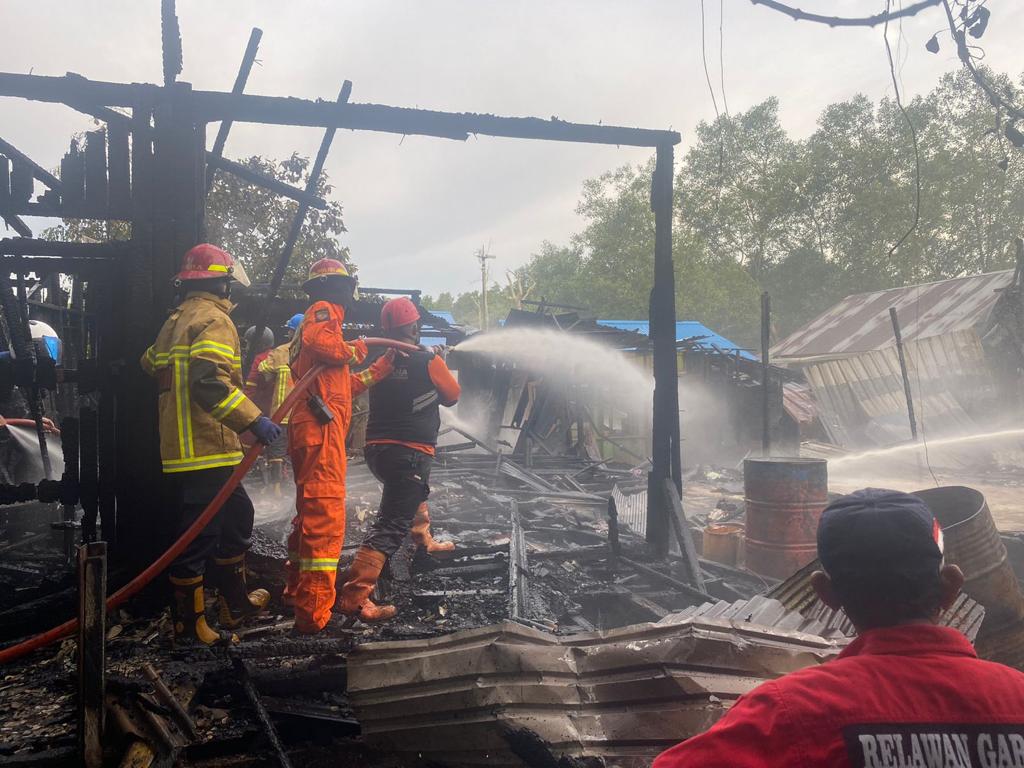 Gerak Cepat, Tim Pammat Samapta Polda Kaltim Bantu Evakuasi Kebakaran di Kecamatan Balikpapan Barat kebakaran