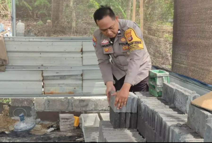 Bhabinkamtibmas Polda Kaltim Manfaatkan Batu Bara Sisa Pembakaran Jadi Pembangkit Listrik Tenaga Uap (PLTU) paba