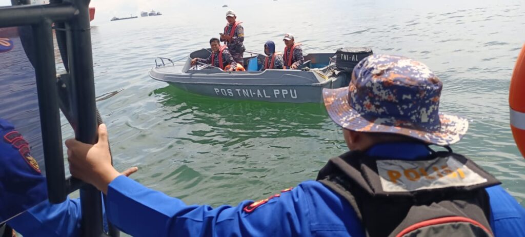 Team Gabungan Polairud dan Basarnas Berhasil Evakuasi Perahu yang Tenggelam di Perairan Balikpapan – Penajam polair 1