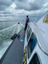 Ditpolairud Polda Kaltim Beri Himbauan kepada ABK Kapal yang Mengangkut Material IKN 0619C727 4E47 415F 8345 1ECD0D791CD1 225x300 1 1