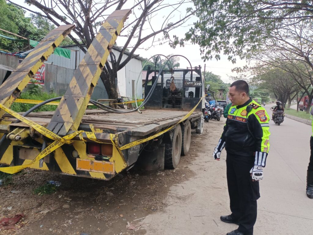 Sat Lantas Polresta Samarinda Tertibkan Truk Parkir di Badan Jalan 07E246FA 1C04 41F7 9933 6378B8B7F4B6