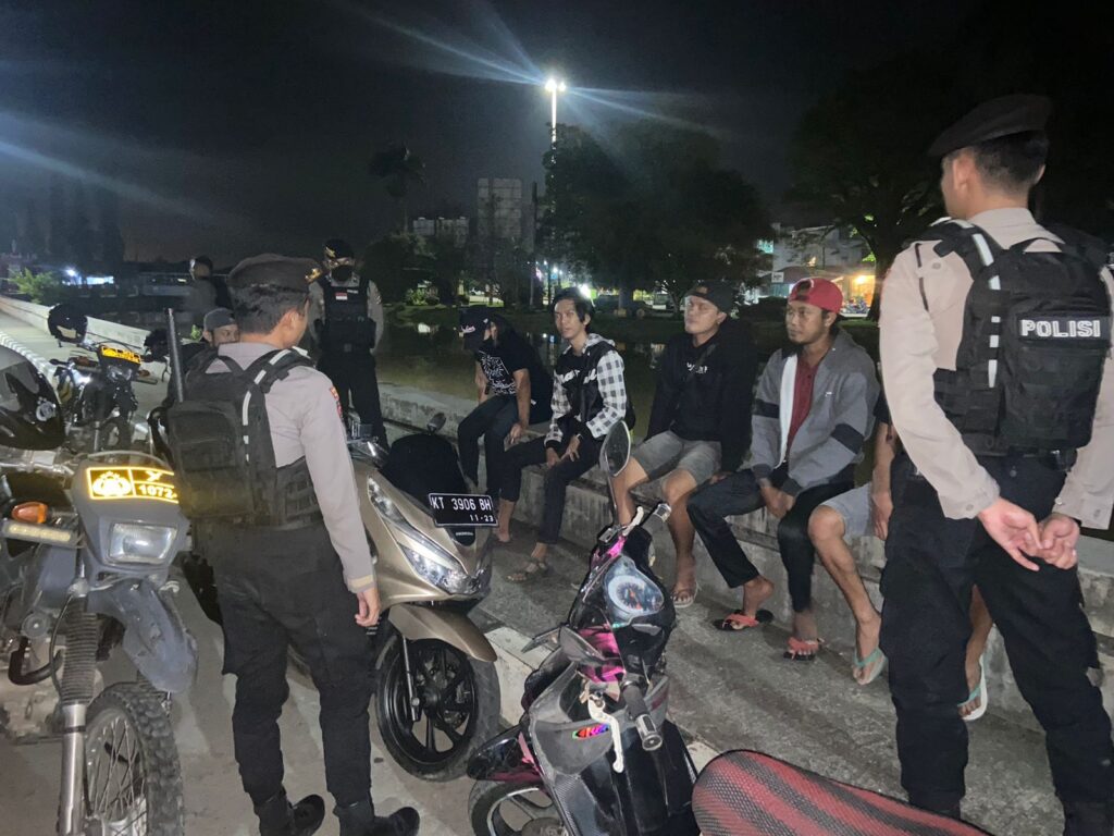 Gelar Patroli Malam, Sat Samapta Polres Kukar Sampaikan Himbauan Kamtibmas kepada Masyarakat 0C0AF9DD 3940 422D B425 AEB687695ACC