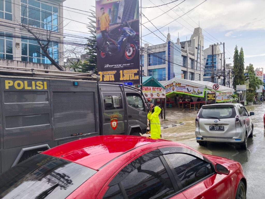 Tanggap Situasi, Personel Pammat Dit Samapta Polda Kaltim Bantu Warga Yang Melintasi Daerah Banjir 2762463E 6762 498A AD86 8532B0F619A4
