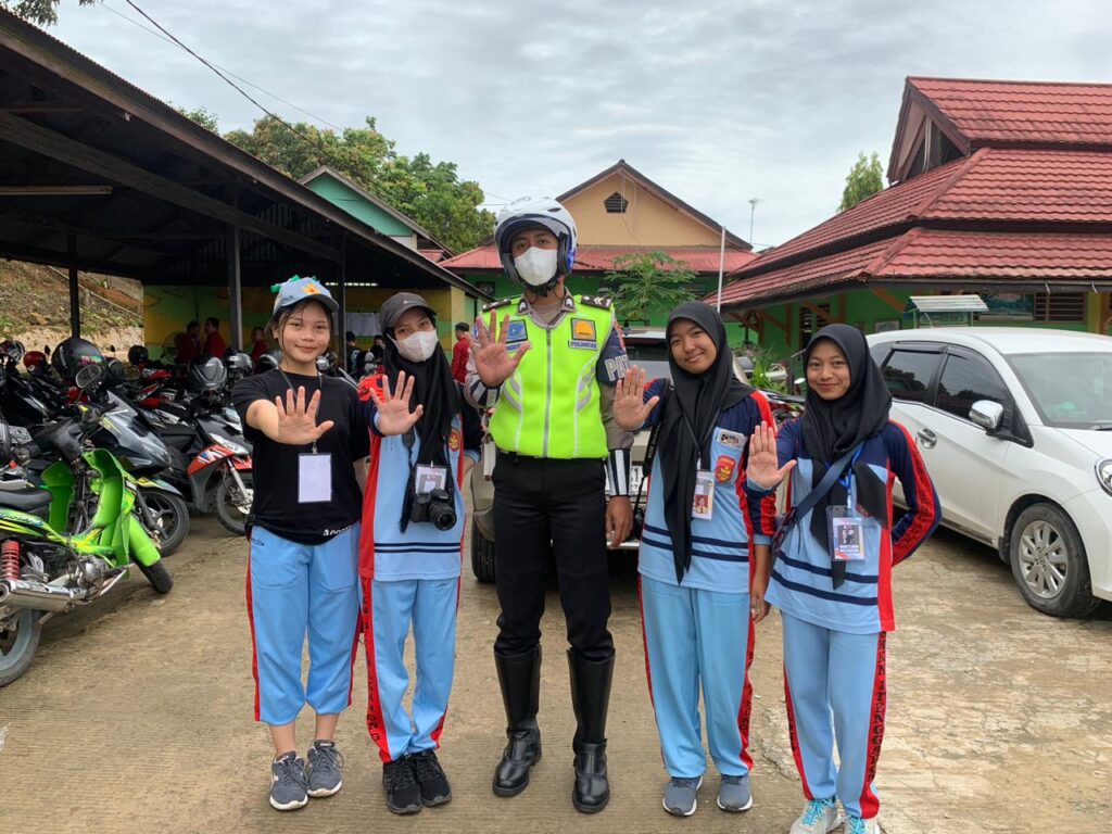 Lakukan Patroli Dialogis, Satlantas Polres Kukar Himbau Anak Sekolah Tentang Tertib Berlalu Lintas 3282B2D7 E307 4671 9541 A20B97F801C2