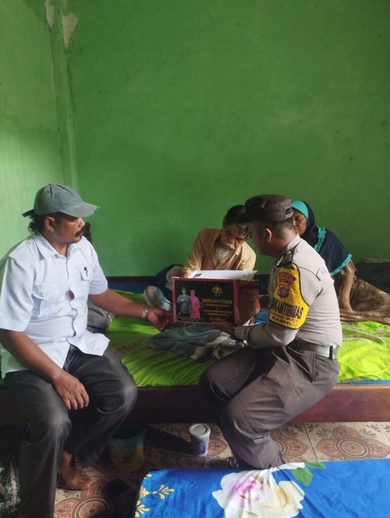 Gelar Aksi Kemanusiaan, Polsek Babulu Bagikan Sembako Kepada Warga 4672cb30 f544 4aab 8894 66c61986338c