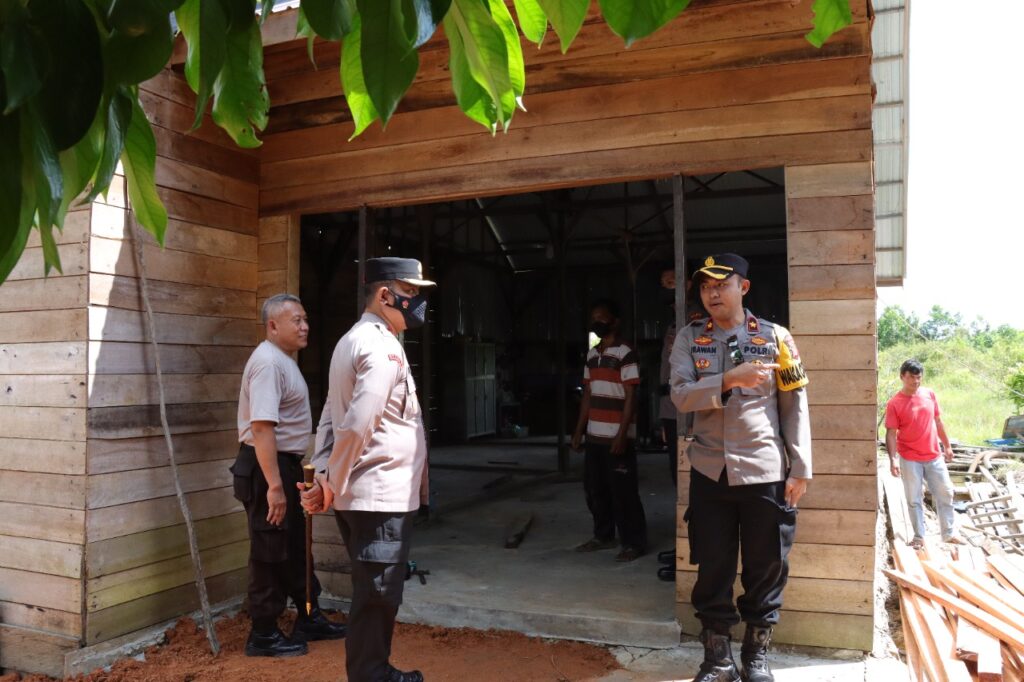 Kunjungan Kerja di Polres paser Kapolda Kaltim memberikan kunci secara simbolis dalam program bedah rumah dan Tali asih kepada pengurus Ponpes dan Ormas 68b4287d d536 4cc0 82d6 7f82b72b244a