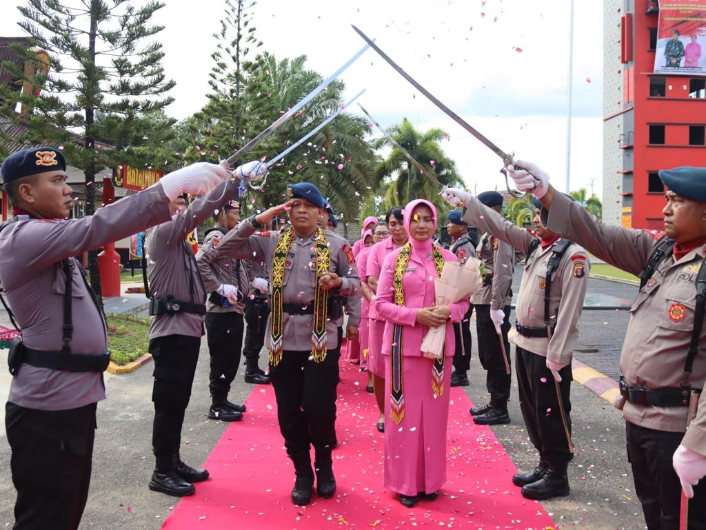 Batalyon B Pelopor Brimob Polda Kaltim Gelar Tradisi Pelepasan Komandan Batalyon AKBP Suwinto 76de0aa5 0c29 4ca8 b3d2 5d80257de21b
