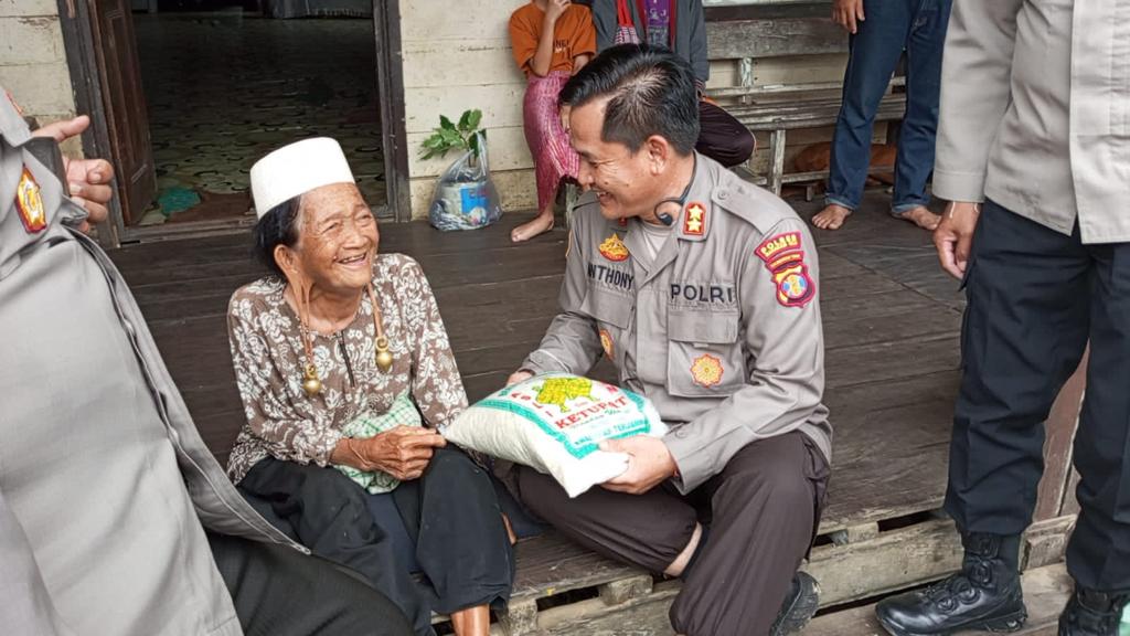 Tempuh Lima Jam Perjalanan, Semangat Personel Polres Mahulu Bertemu Masyarakat Kampung Datah Bilang 7BEA901F 8503 429A A3E9 B4287719A821