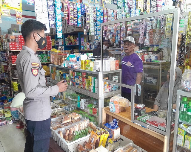 Cegah Aksi Kejahatan , Personil Polsek Muara Badak Patroli Pertokoan Sampaikan Himbuan Kamtibmas 8b7de0f7 3d36 4b21 bd47 aaa8d6668e6e