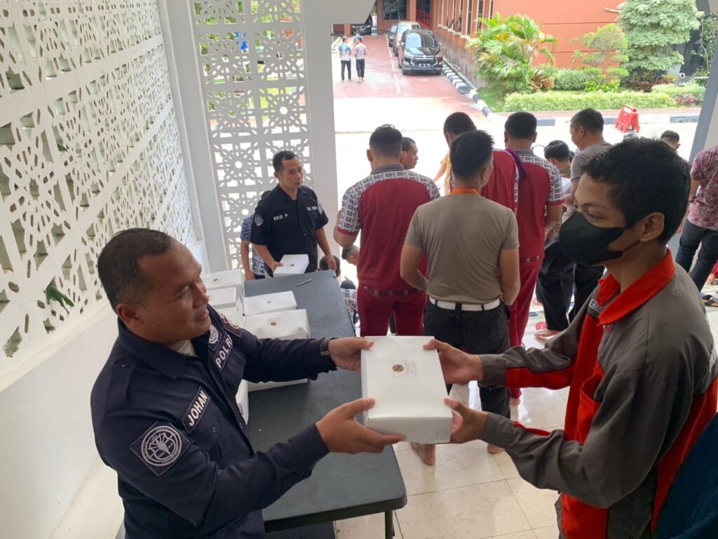 Polda Kaltim Bagikan Nasi Kotak kepada Jamaah Masjid Melalui Program Jum’at Berbagi 9608ead7 3d97 4004 bc5b 79d46791a5f4
