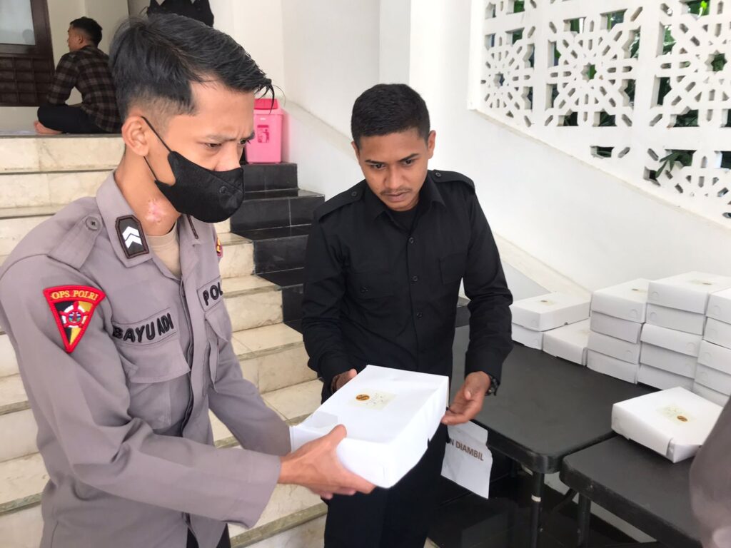 Polda Kaltim Bagikan Nasi Kotak kepada Jamaah Masjid Melalui Program Jum’at Berbagi 9CB5A201 4732 49CE BA53 D4DEACE2D10B