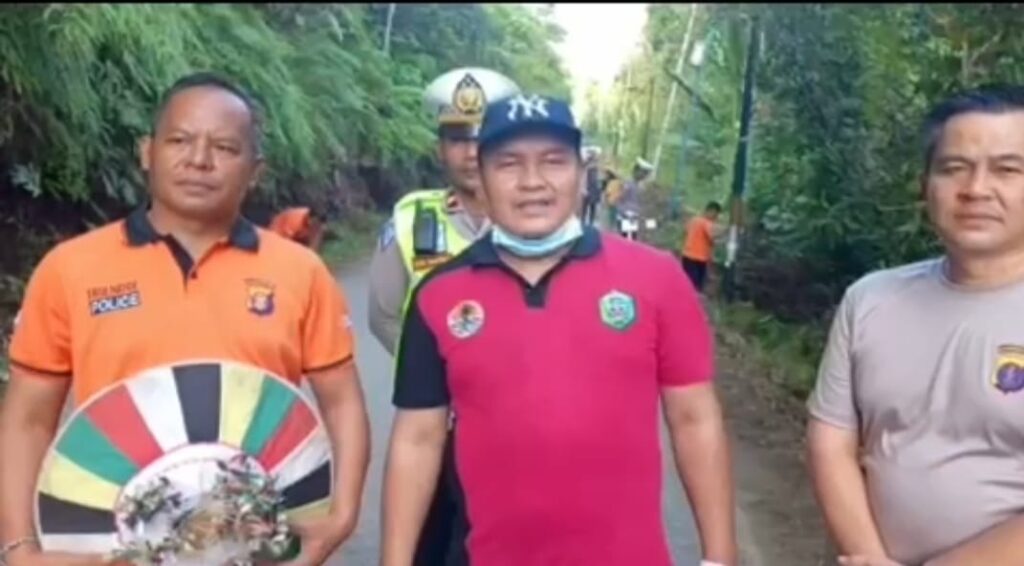 Peduli Kebersihan, Kapolres Mahulu Bersama Warga Gotong Royong Bersihkan Bahu Jalan ABFBBB3C 0464 4292 ADD8 C492CB9D5DE5