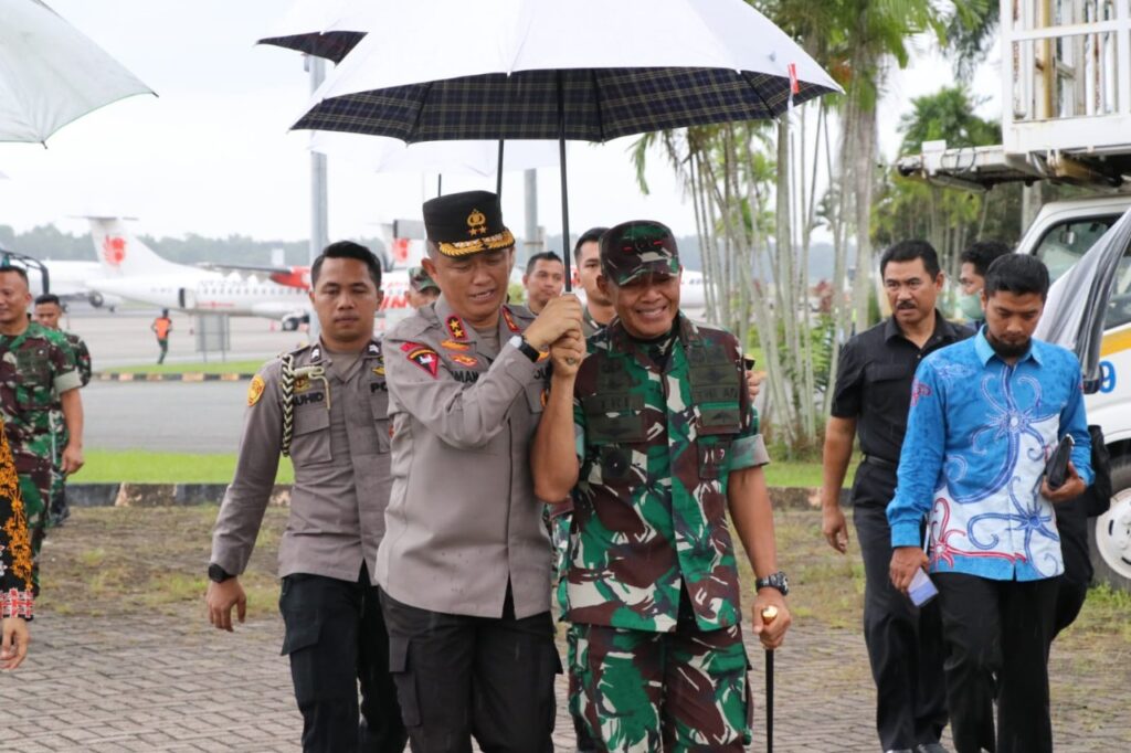 Keakraban Dua Jenderal Saling Memegang Payung EB475CF6 644C 4BEF 8BAA 594B0DC2A85A
