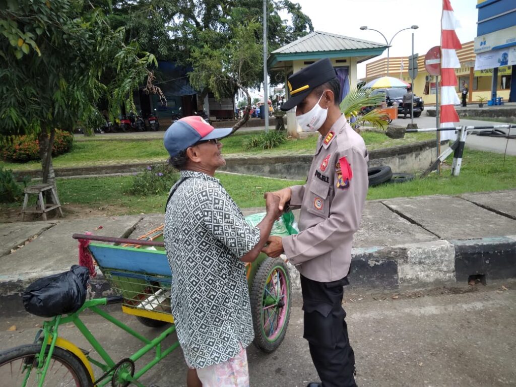 Indahnya Berbagi, Satbinmas Polres Paser Bagikan Sembako kepada Warga Kurang Mampu FEC866C4 5A5B 4F27 B635 372166A6165E