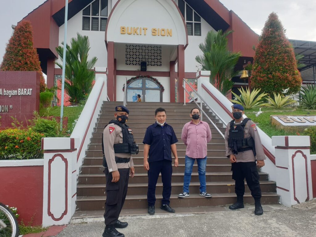 Jamin Keamanan Saat Ibadah Minggu, Brimob Polda Kaltim Lakukan Patroli ke Gereja IMG 20230108 WA0079 1