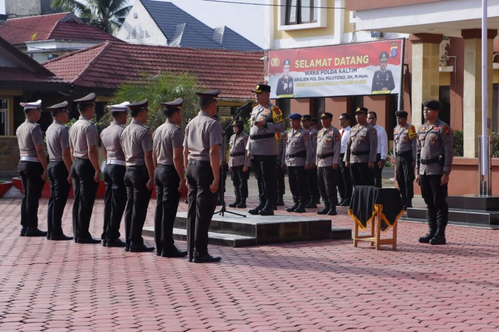 Kapolres Pimpin Upacara Korp Raport Kenaikan Pangkat Personel Polres Paser dan Brimob Kompi 2 Yon C Pelopor WhatsApp Image 2022 12 31 at 15.22.33